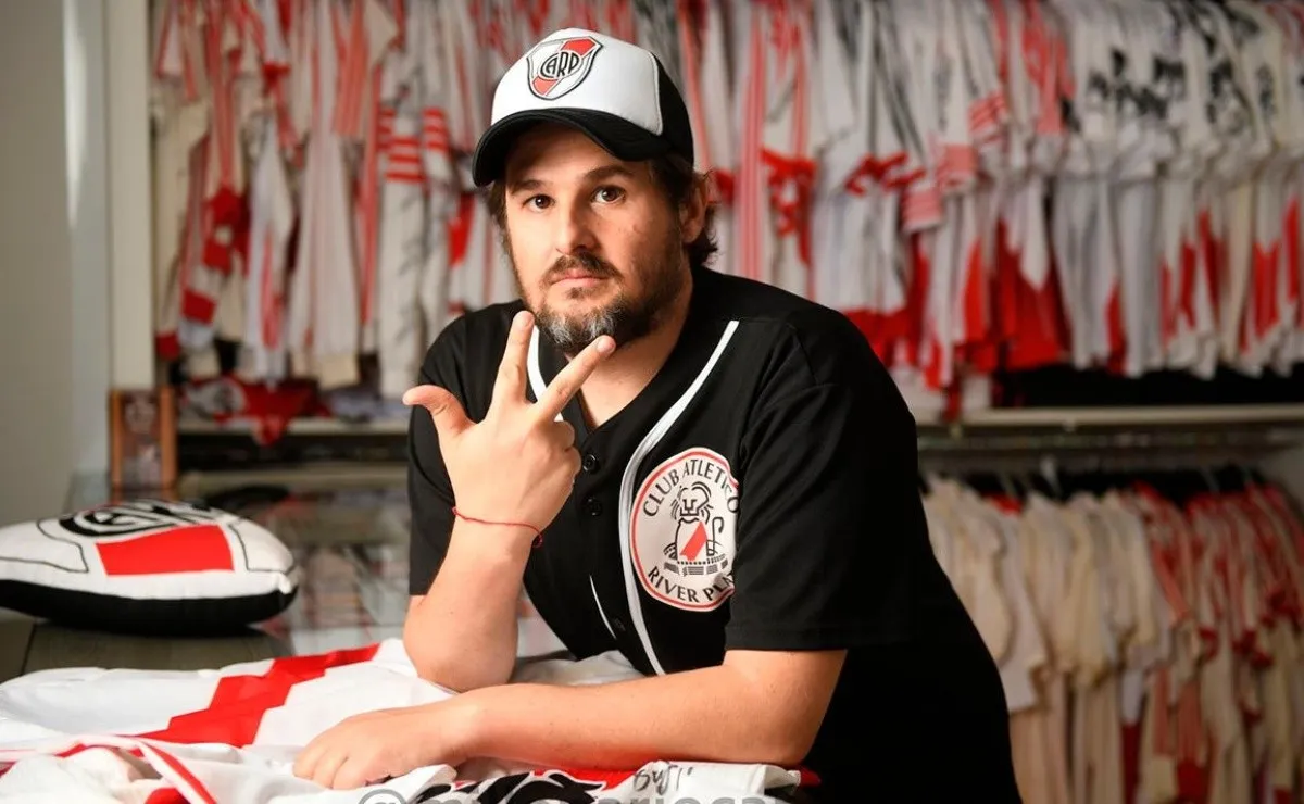 Dan Goldfarb sacó "Mantos", el libro de su colección de camisetas que es la más grande del mundo y por la que tiene dos récords Guinness.