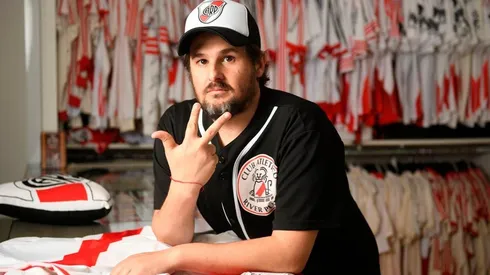 Dan Goldfarb sacó "Mantos", el libro de su colección de camisetas que es la más grande del mundo y por la que tiene dos récords Guinness.