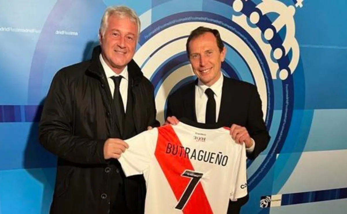 Matías Patanian le obsequió a Emilio Butragueño una camiseta de River en el aniversario del Real Madrid