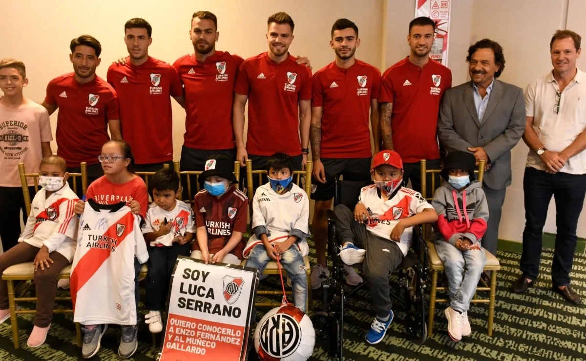 Marcelo Gallardo saluda a los chicos que con tanta expectativa lo esperaron en el hotel en la previa al partido entre River y Laferrere por Copa Argentina.