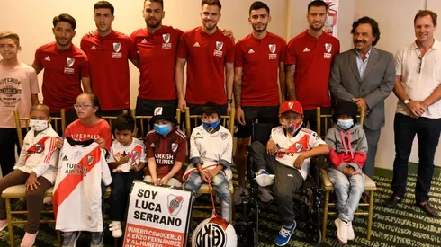 Marcelo Gallardo saluda a los chicos que con tanta expectativa lo esperaron en el hotel en la previa al partido entre River y Laferrere por Copa Argentina.