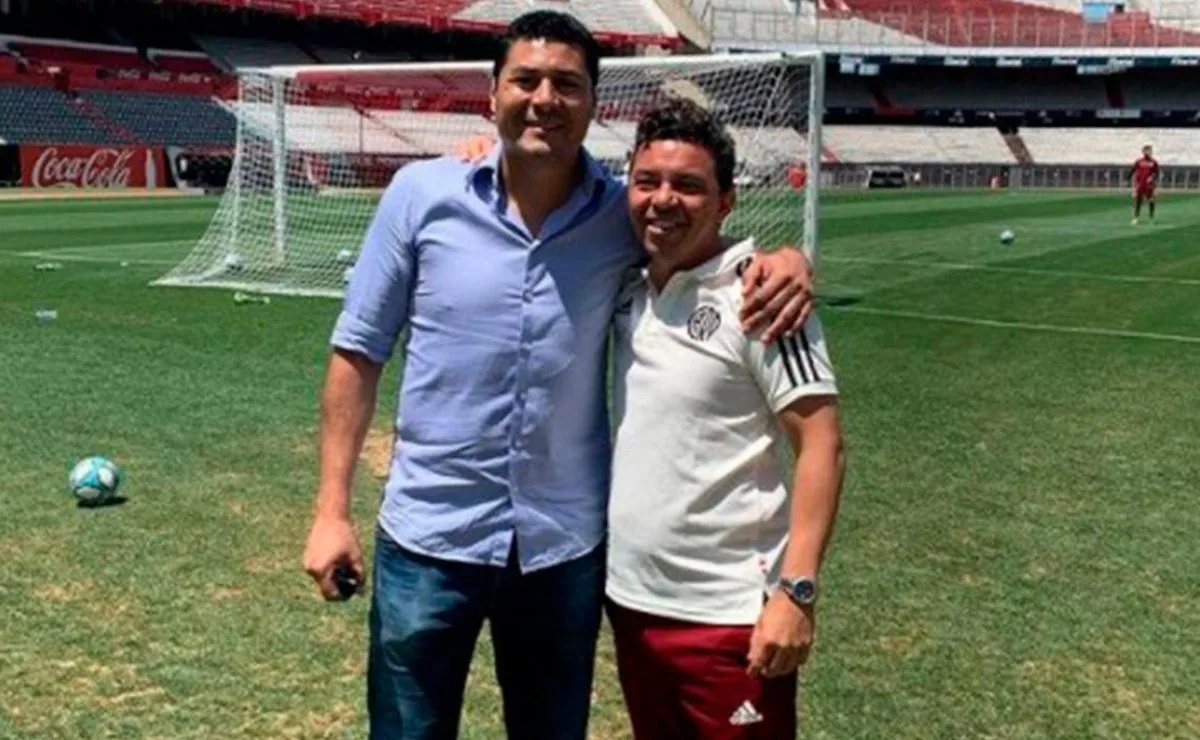 Julio Cruz junto al Muñeco en el Monumental.