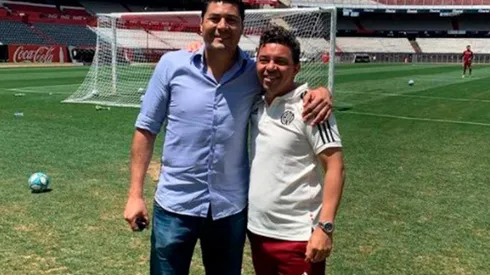 Julio Cruz junto al Muñeco en el Monumental.