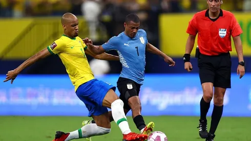 De La Cruz ante la marca de Fabinho en el último Uruguay vs. Brasil por Eliminatorias.