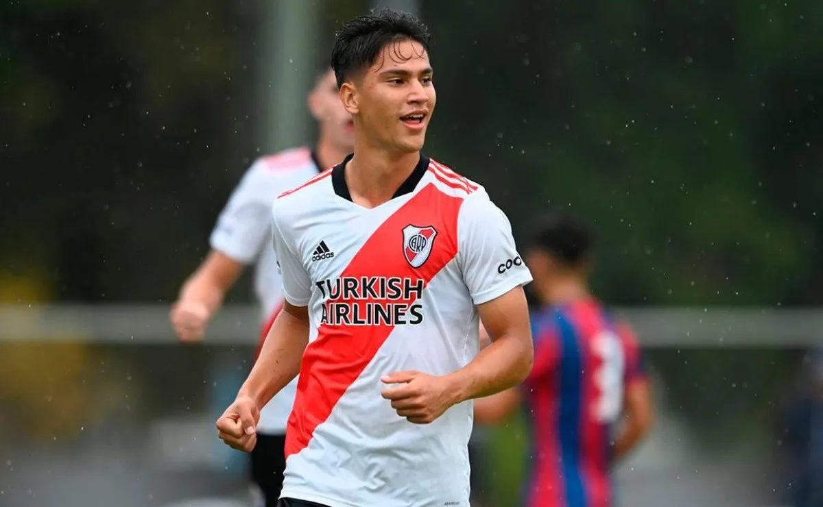 Flabian Londoño Bedoya contó cómo fue la pretemporada con el plantel de Primera, además destacó los consejos que le dan Suárez y Romero y habló de su admiración por Falcao.