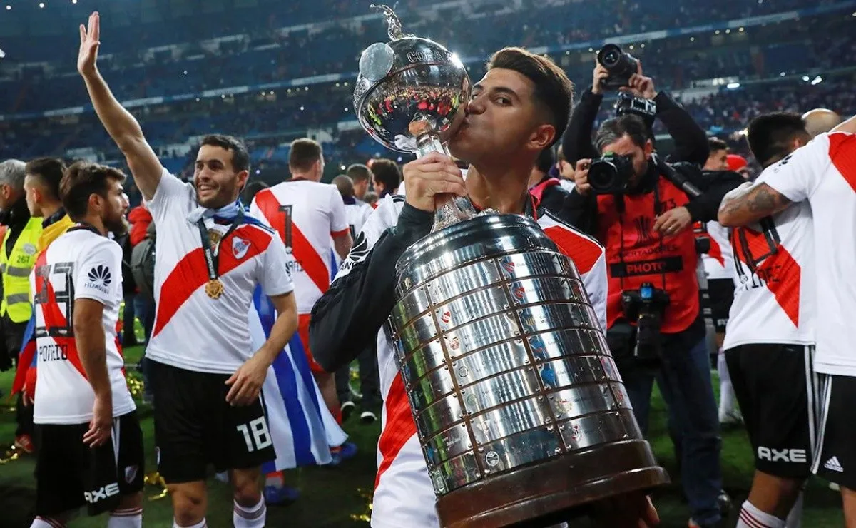 Exequiel Palacios besa la Copa Libertadores más deseada de la historia, la que River le ganó a Boca en el emblemático Santiago Bernabéu.