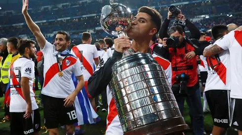 Exequiel Palacios besa la Copa Libertadores más deseada de la historia, la que River le ganó a Boca en el emblemático Santiago Bernabéu.