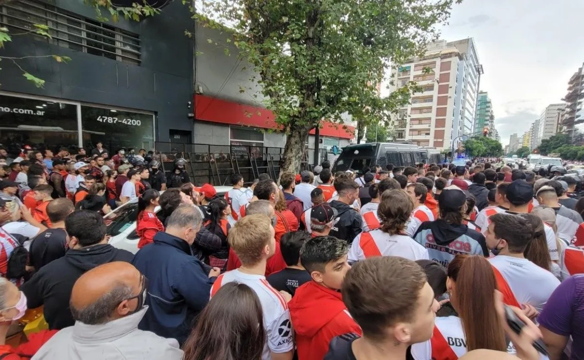 Hubo demoras en los ingresos al Estadio Monumental.