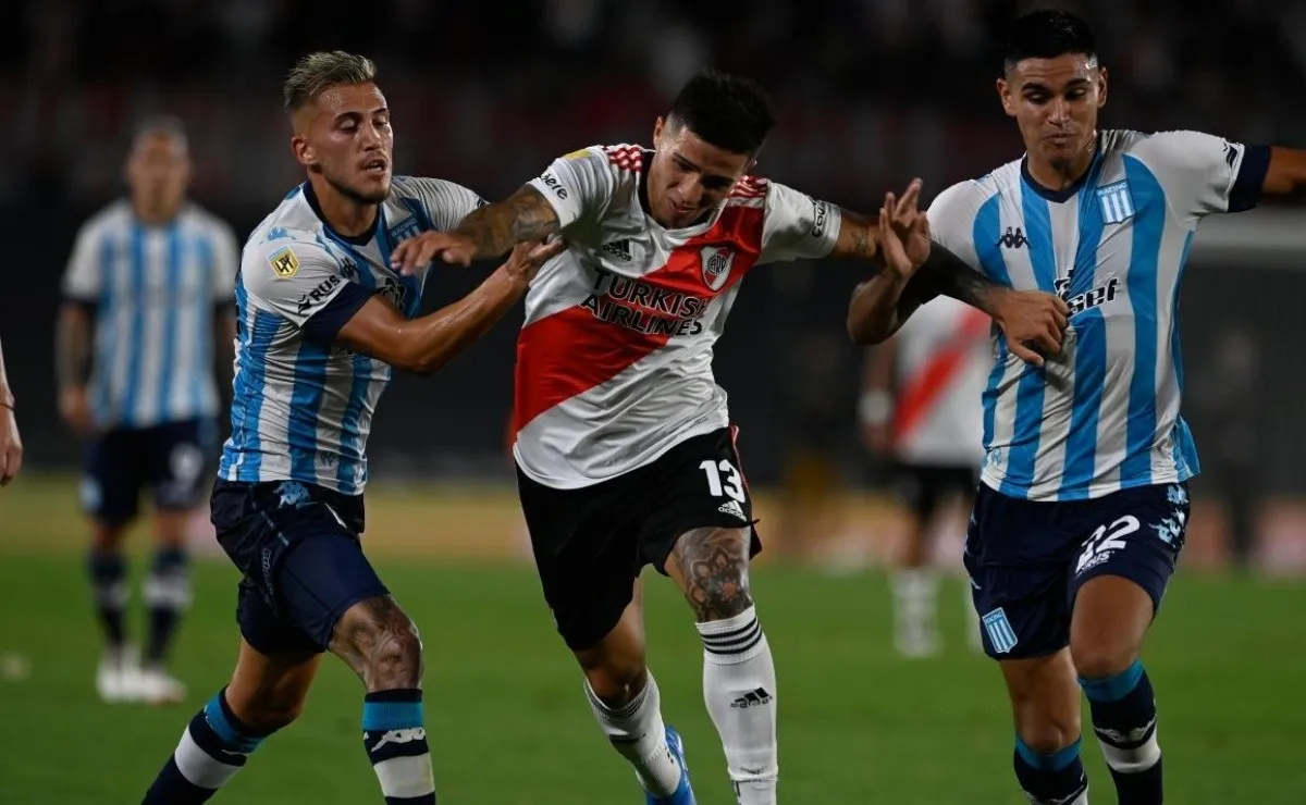 Enzo Fernández durante el clásico con Racing.