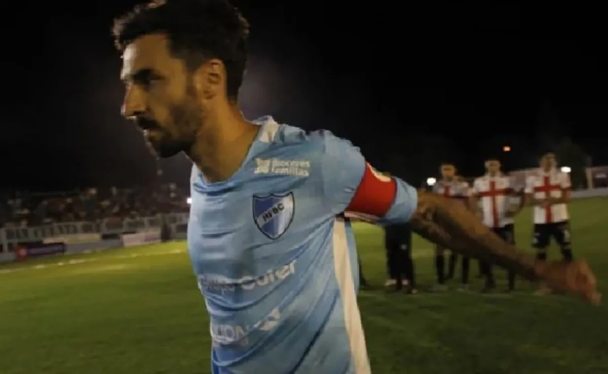 Nacho portó la cinta de capitán en su estreno con la camiseta de Hughes.