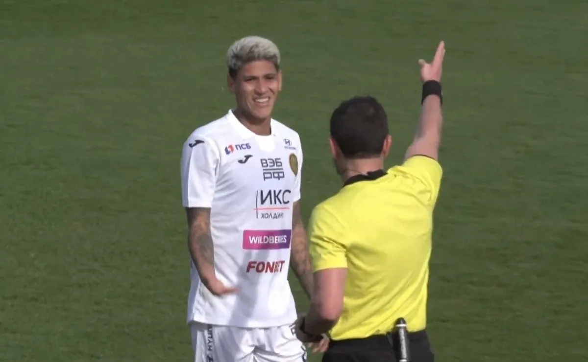 El colombiano no pudo finalizar el primer tiempo y se fue a las duchas por doble amarilla.