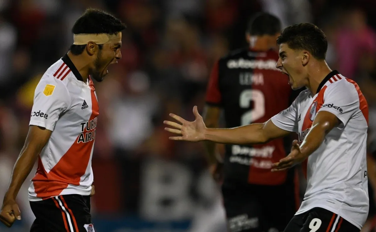 Abrazo de gol entre Robert Rojas y Julián Álvarez.