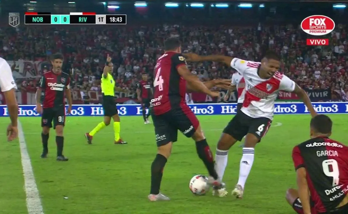 David Martínez salió reemplazado por un fuerte dolor en su rodilla izquierda.