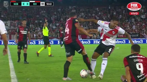 David Martínez salió reemplazado por un fuerte dolor en su rodilla izquierda.