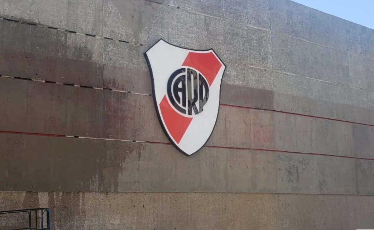 El nuevo escudo ya luce en el Monumental.