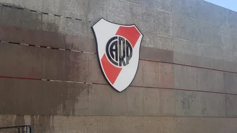 El nuevo escudo ya luce en el Monumental.