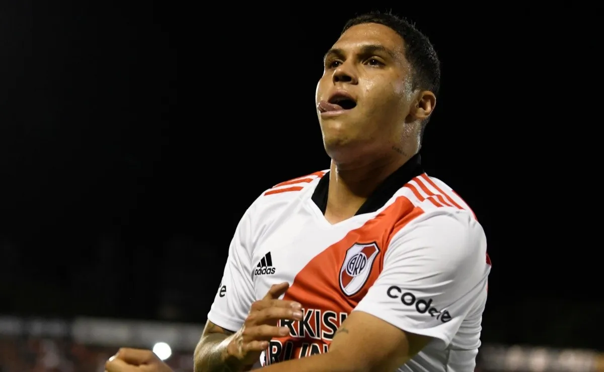 Juanfer marcó uno de los tantos en la victoria del Millonario en Rosario.