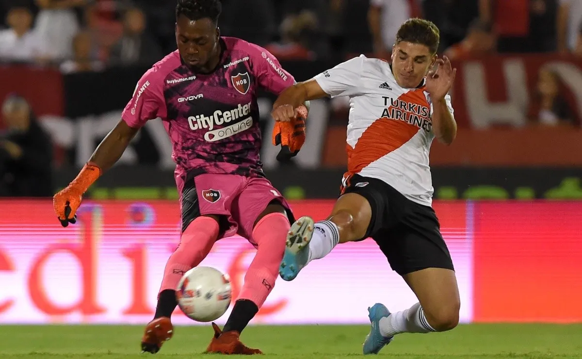 La presión de Julián Alvarez sobre Arboleda fue clave para provocar el error del arquero previo al gol de Juanfer.