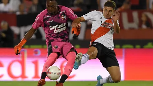 La presión de Julián Alvarez sobre Arboleda fue clave para provocar el error del arquero previo al gol de Juanfer.