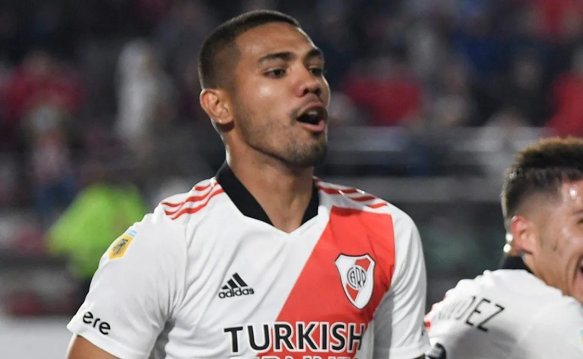 David Martínez se retiró lesionado ante Newell's con un fuerte dolor en su rodilla.