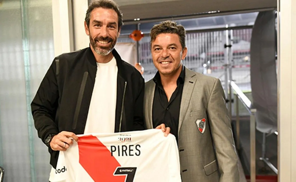 Robert Pires recibió la camiseta de River en su visita al club para ver el partido contra Patronato y saludó a Marcelo Gallardo.