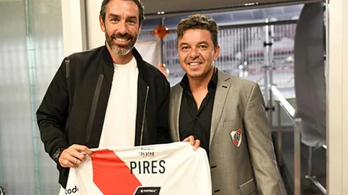 Robert Pires recibió la camiseta de River en su visita al club para ver el partido contra Patronato y saludó a Marcelo Gallardo.