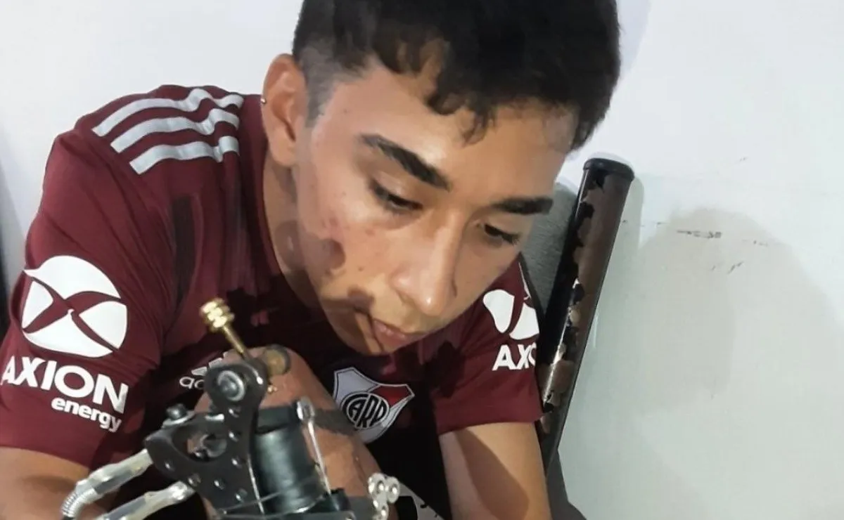 Francisco se tatuó el nuevo escudo de River.