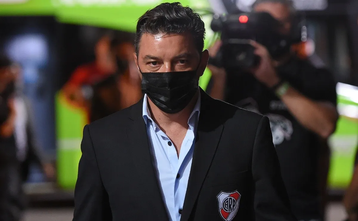 El técnico de River se mantuvo con el barbijo puesto durante todo el partido.