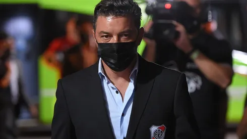 El técnico de River se mantuvo con el barbijo puesto durante todo el partido.
