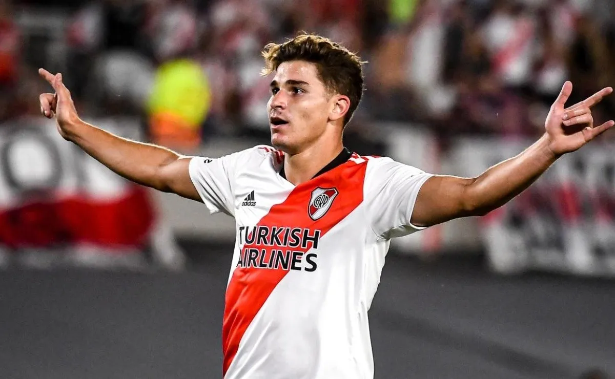 Julián Álvarez brilló con tres goles ante Patronato.