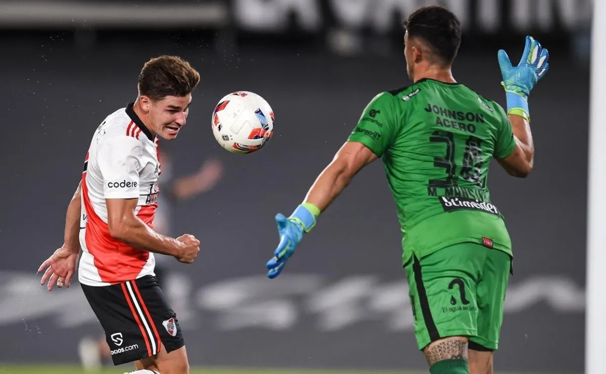 Julián Álvarez tuvo otra noche soñada en el Monumental.