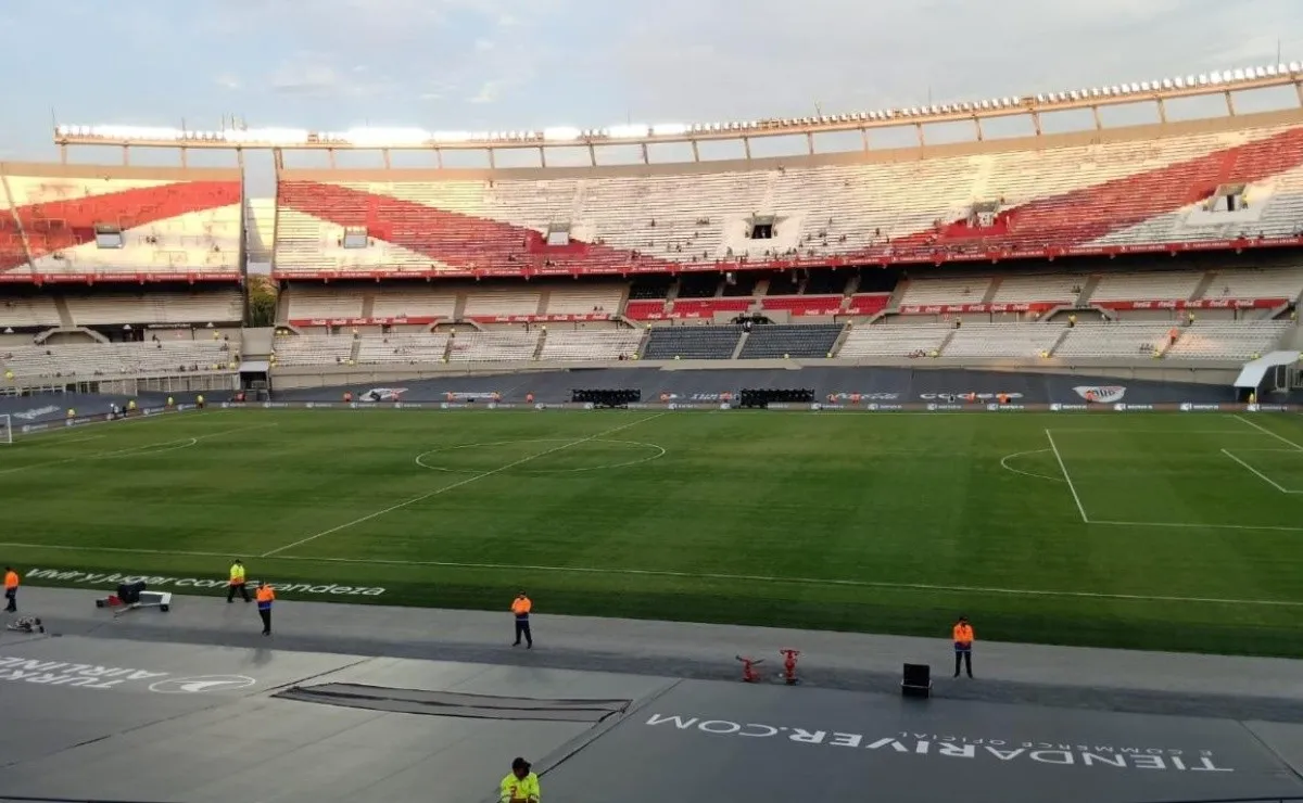 Así está el campo de juego del Monumental.