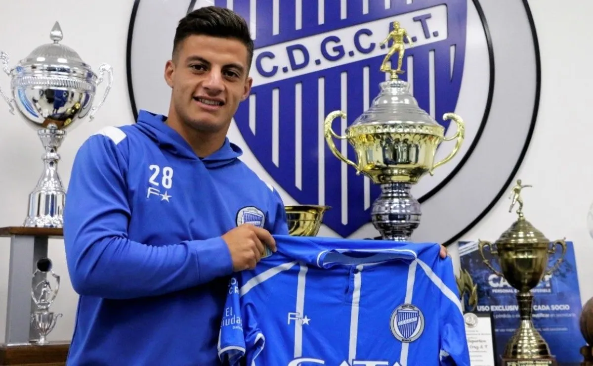 Elías López posando con la camiseta de Godo Cruz.
