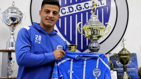 Elías López posando con la camiseta de Godo Cruz.