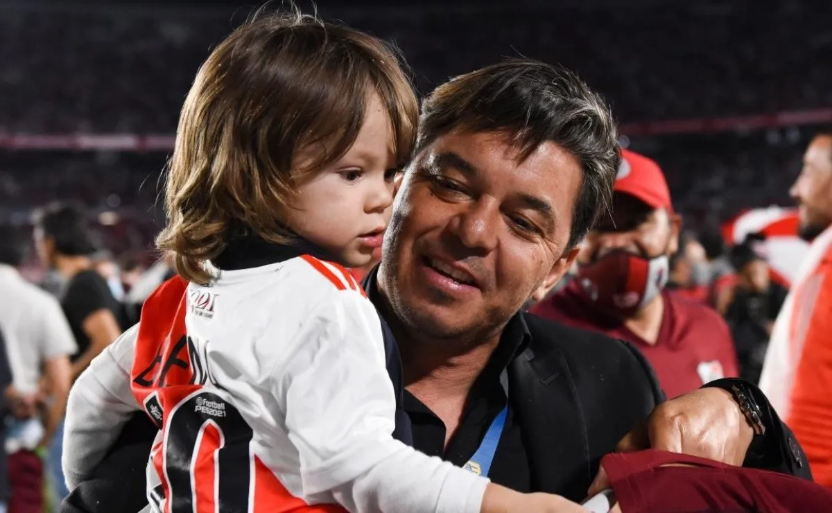 Marcelo Gallardo con su hijo Benjamín en la consagración de la Liga Profesional.