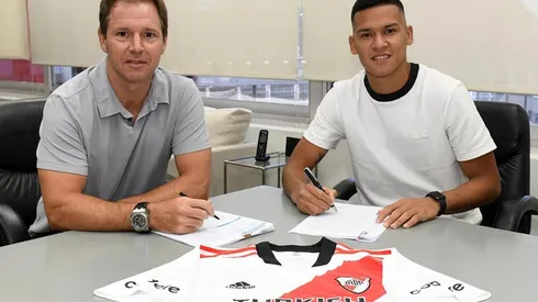 Andrés Herrera firma su contrato con River junto al presidente Jorge Brito.