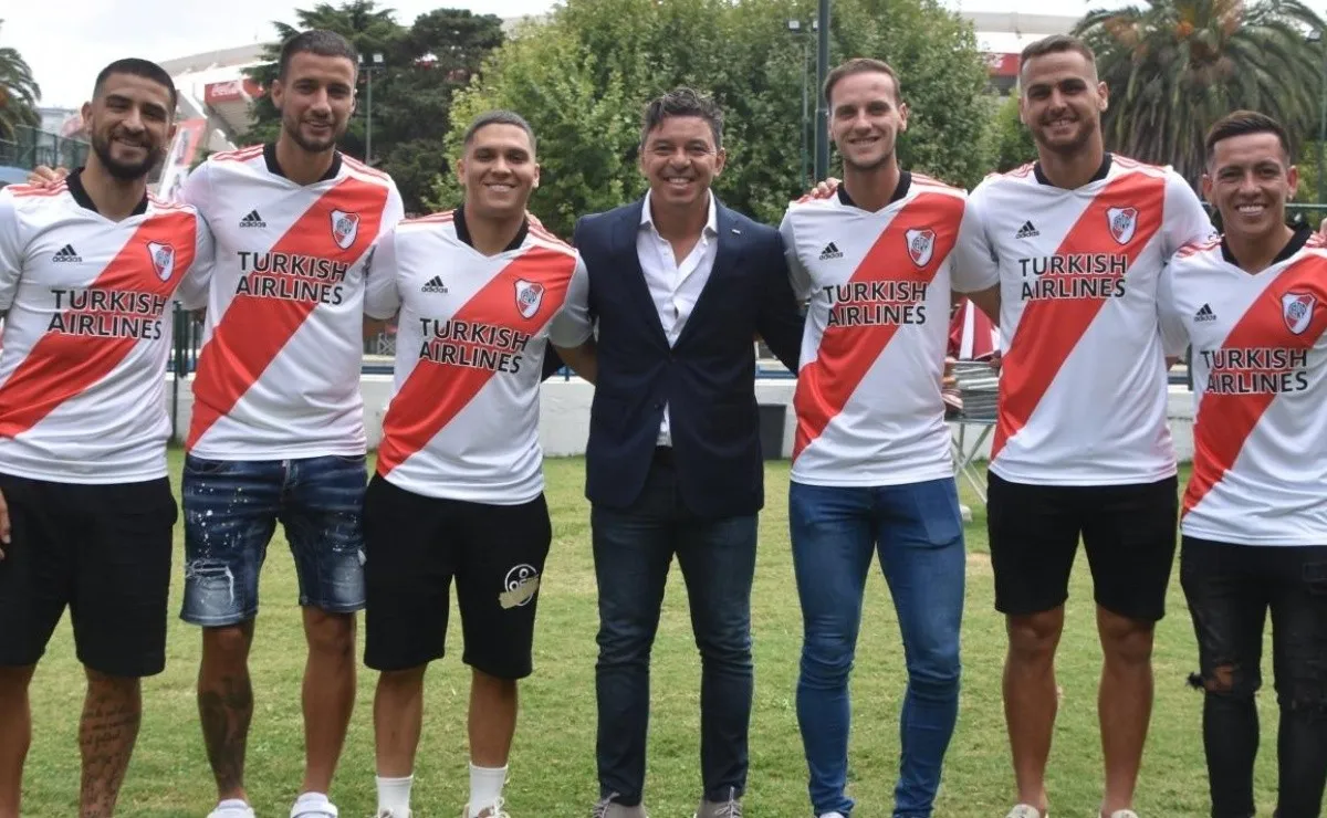 Marcelo Gallardo con los refuerzos de 2022.