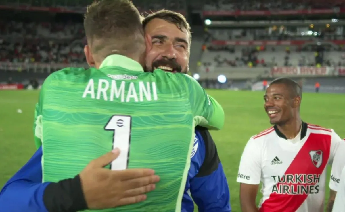 Lucas Pratto saluda a Franco Armani.