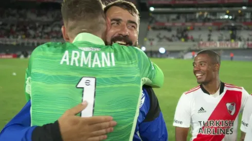 Lucas Pratto saluda a Franco Armani.