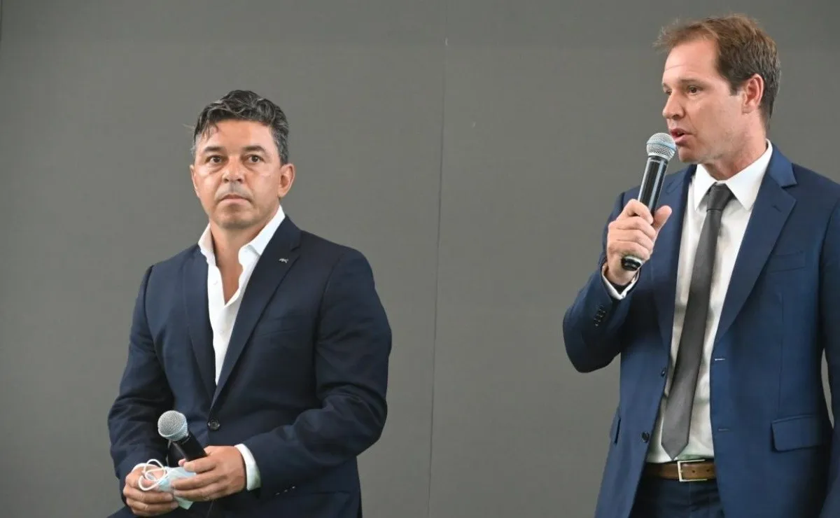 Marcelo Gallardo y Jorge Brito durante el evento de su presentación en el SUM del Monumental.