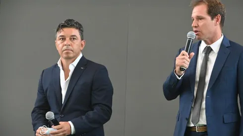 Marcelo Gallardo y Jorge Brito durante el evento de su presentación en el SUM del Monumental.