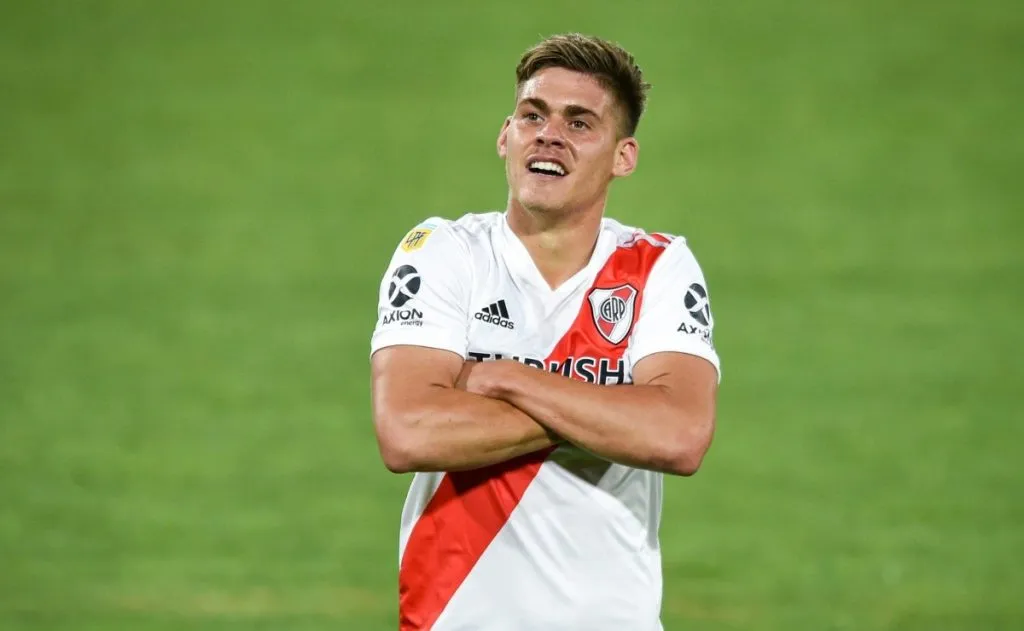 El ex River festejando un gol