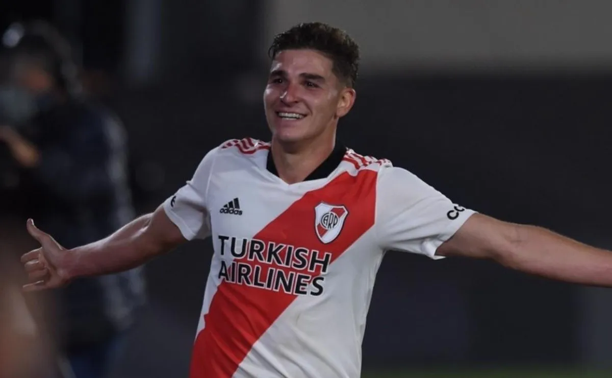 Manchester City confirmó la contratación de Julián Álvarez.
