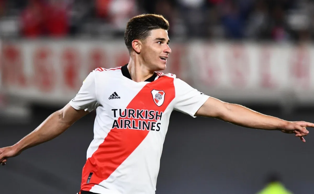 Julián Álvarez fue oficializado como nuevo jugador del Manchester City.