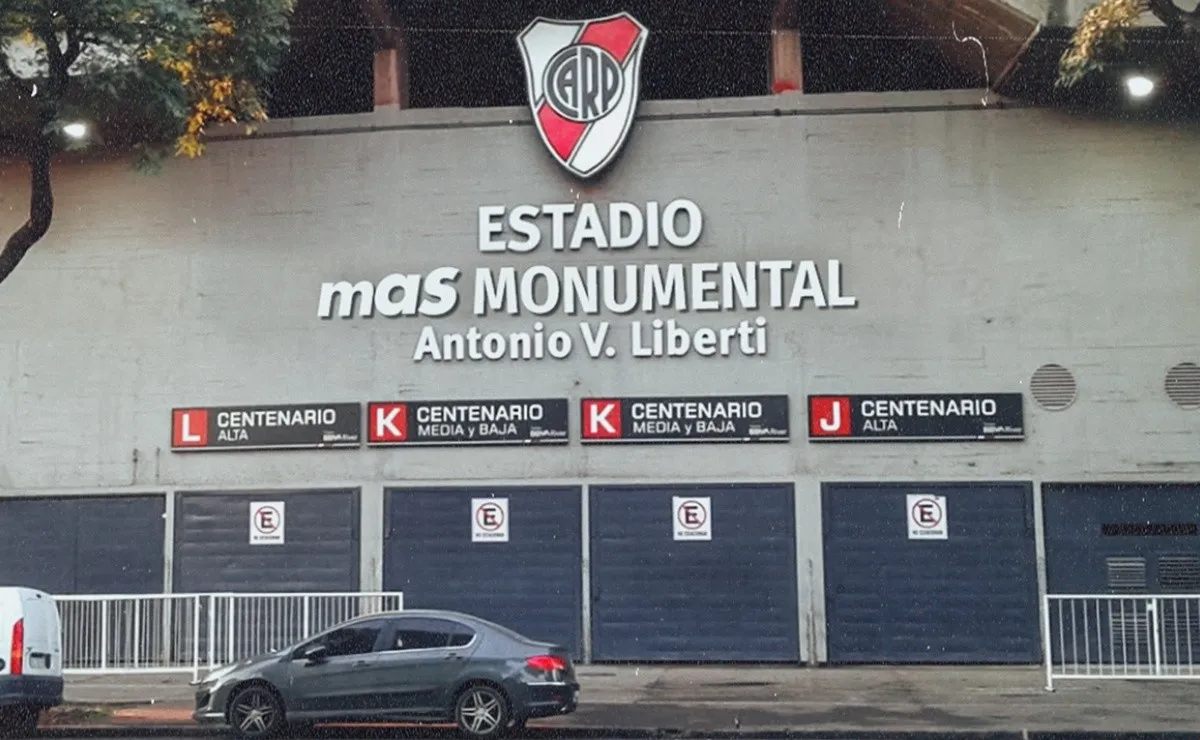 Así podría verse pronto el cartel del Monumental sobre los ingresos a la tribuna Centenario.