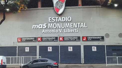 Así podría verse pronto el cartel del Monumental sobre los ingresos a la tribuna Centenario.