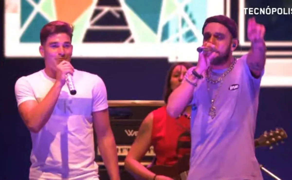 Julián se subió al escenario y cantó dos temas junto a Los Caligaris.