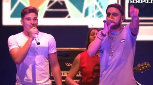 Julián se subió al escenario y cantó dos temas junto a Los Caligaris.