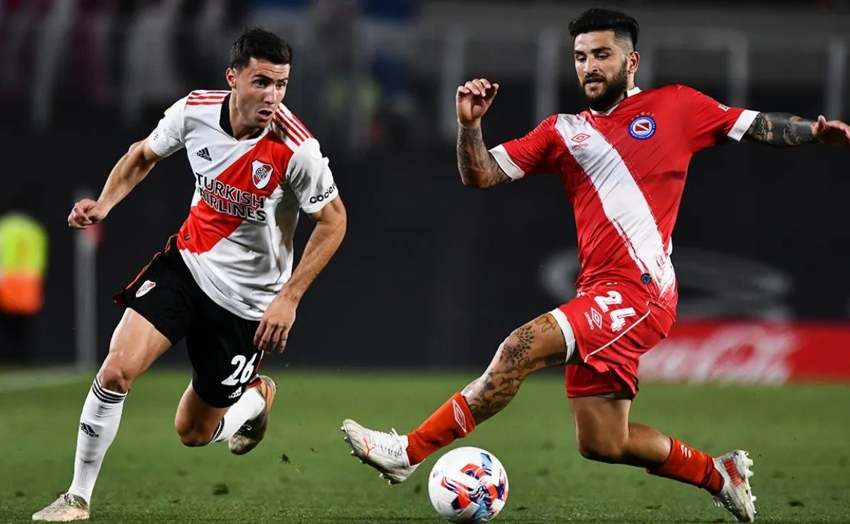 River busca un lateral por izquierda ante la falta de resolución en la renovación de Fabrizio Angileri y nuevamente aparece el nombre de Elías Gómez para llegar al Más Grande.