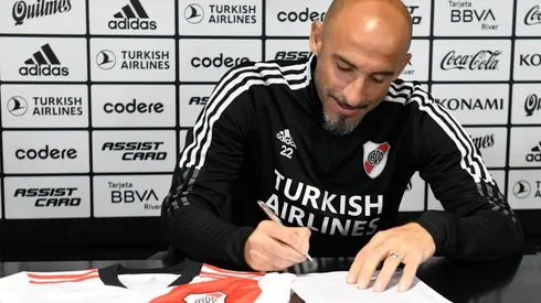 Javier Pinola seguirá una temporada más vistiendo la banda roja.